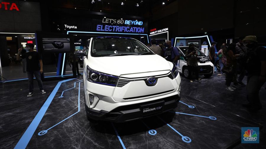Mobil Listrik Hyundai IONIQ 5 Produksi Indonesia yang di pamerkan dalam ajang Indonesia International Motor Show (IIMS) 2022 di JIExpo-Kemayoran, Kamis (31/3/2022). IONIQ 5 merupakan mobil listrik yang diproduksi di pabrik Hyundai di Cikarang, Jawa Barat.  (CNBC Indonesia/ Tri Susilo).
