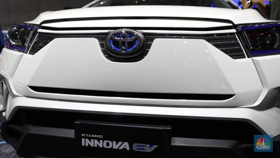 Mobil Listrik Toyota Innova EV yang di pamerkan dalam ajang Indonesia International Motor Show (IIMS) 2022 di JIExpo-Kemayoran, Kamis (31/3/2022).