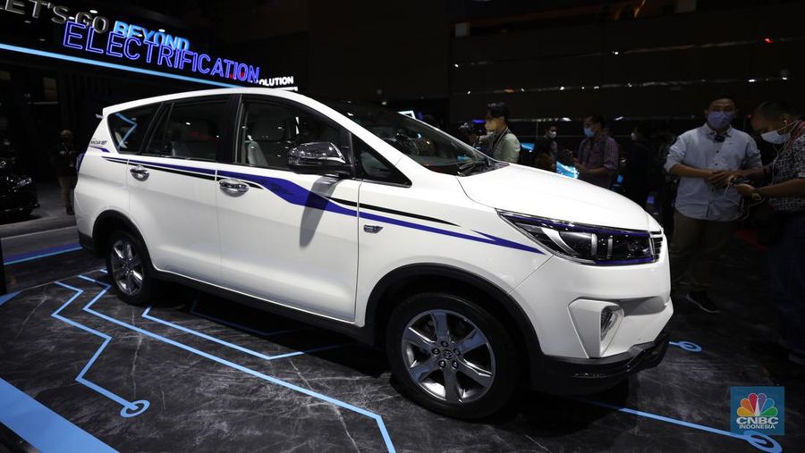 Mobil Listrik Toyota Innova EV yang di pamerkan dalam ajang Indonesia International Motor Show (IIMS) 2022 di JIExpo-Kemayoran, Kamis (31/3/2022). (CNBC Indonesia/ Tri Susilo).