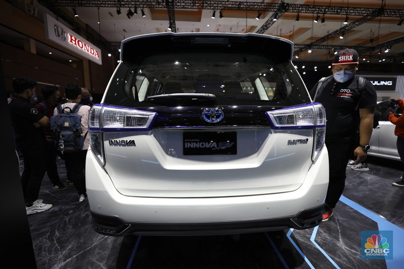 Mobil Listrik Toyota Innova di IIMS 2022, JIEXPO Mobil Listrik Toyota Innova di IIMS 2022, JIEXPO, Kamis (31/3/2022) (CNBC Indonesia Tri Susilo)