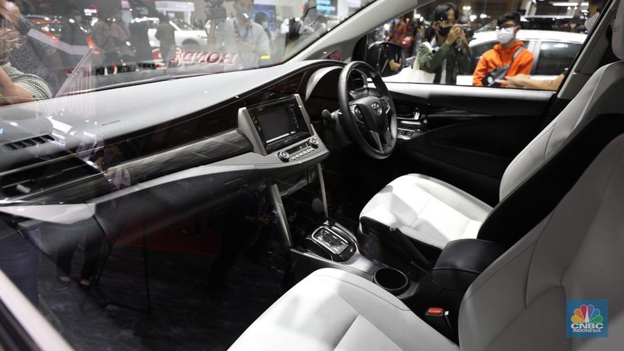 Mobil Listrik Toyota Innova di IIMS 2022, JIEXPO, Kamis (31/3/2022) (CNBC Indonesia Tri Susilo)