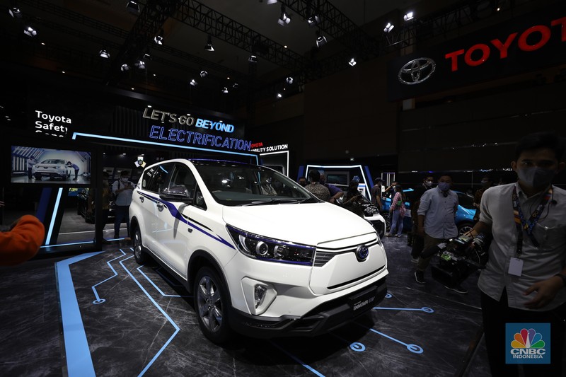 Mobil Listrik Hyundai IONIQ 5 Produksi Indonesia Mobil Listrik Hyundai IONIQ 5 Produksi Indonesia yang di pamerkan dalam ajang Indonesia International Motor Show (IIMS) 2022 di JIExpo-Kemayoran, Kamis (31/3/2022). IONIQ 5 merupakan mobil listrik yang diproduksi di pabrik Hyundai di Cikarang, Jawa Barat. (CNBC Indonesia/ Tri Susilo).