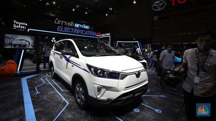 Mobil Listrik Toyota Innova EV di IIMS 2022, JIEXPO Mobil Listrik Toyota Innova EV yang di pamerkan dalam ajang Indonesia International Motor Show (IIMS) 2022 di JIExpo-Kemayoran, Kamis (31/3/2022).