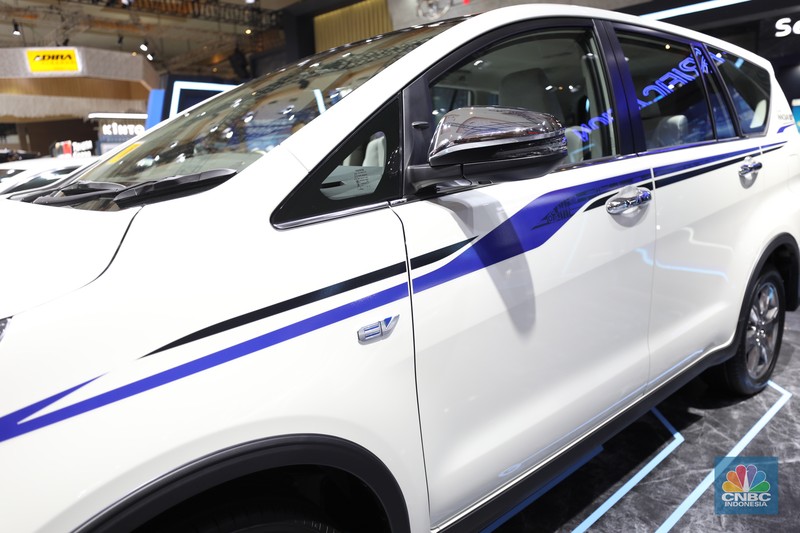 Mobil Listrik Toyota Innova di IIMS 2022, JIEXPO Mobil Listrik Toyota Innova di IIMS 2022, JIEXPO, Kamis (31/3/2022) (CNBC Indonesia Tri Susilo)