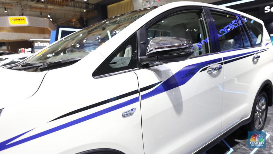 Toyota Innova EV yang di pamerkan dalam ajang Indonesia International Motor Show (IIMS) 2022 di JIExpo-Kemayoran, Kamis (31/3/2022).