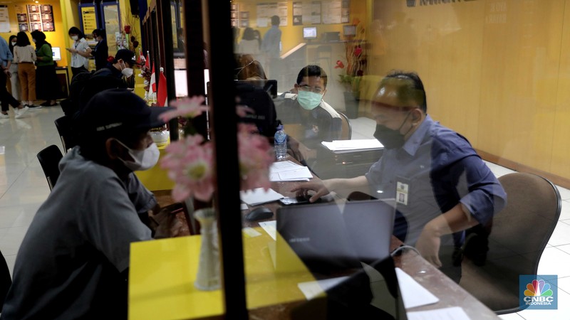 Direktur Jenderal Pajak Suryo Utomo saat memantau pelaporan SPT Tahunan Pajak Direktur Jenderal Pajak Suryo Utomo saat memantau pelaporan SPT Tahunan Pajak di KPP Pratama Jakarta Palmerah, Kamis (31/3/2022). Batas akhir lapor SPT Tahunan bagi Wajib Pajak Orang Pribadi berakhir hari ini pada 31 Maret 2022. (CNBC Indonesia/ Muhammad Sabki)