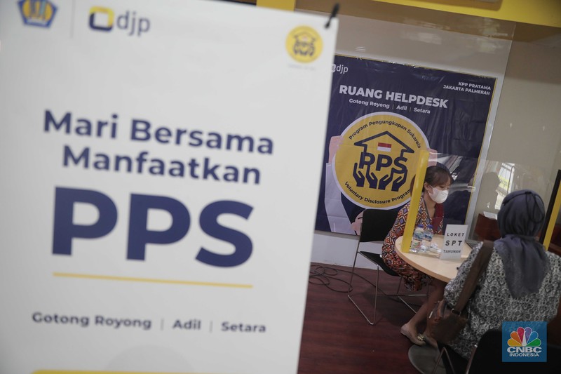 Direktur Jenderal Pajak Suryo Utomo saat memantau pelaporan SPT Tahunan Pajak di KPP Pratama Jakarta Palmerah, Kamis (31/3/2022). Batas akhir lapor SPT Tahunan bagi Wajib Pajak Orang Pribadi berakhir hari ini pada 31 Maret 2022. (CNBC Indonesia/ Muhammad Sabki)