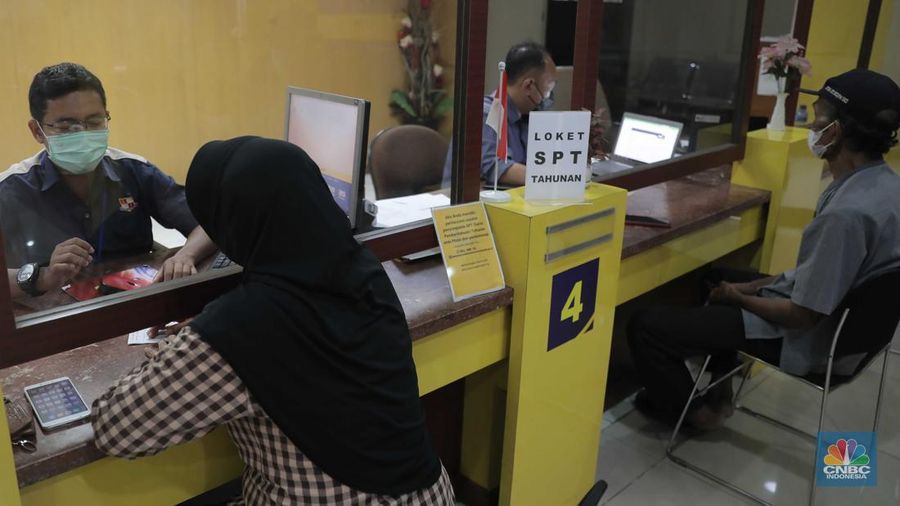 Suasana pelaporan SPT Tahunan Pajak di KPP Pratama Jakarta Palmerah, Kamis (31/3/2022). Batas akhir lapor SPT Tahunan bagi Wajib Pajak Orang Pribadi berakhir hari ini pada 31 Maret 2022. (CNBC Indonesia/ Muhammad Sabki)