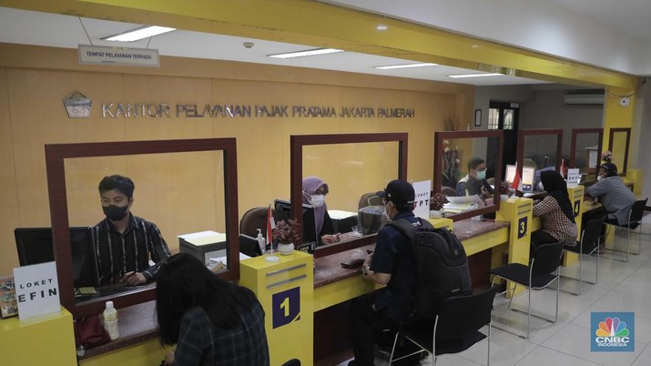 Suasana pelaporan SPT Tahunan Pajak di KPP Pratama Jakarta Palmerah, Kamis (31/3/2022). Batas akhir lapor SPT Tahunan bagi Wajib Pajak Orang Pribadi berakhir hari ini pada 31 Maret 2022. (CNBC Indonesia/ Muhammad Sabki)