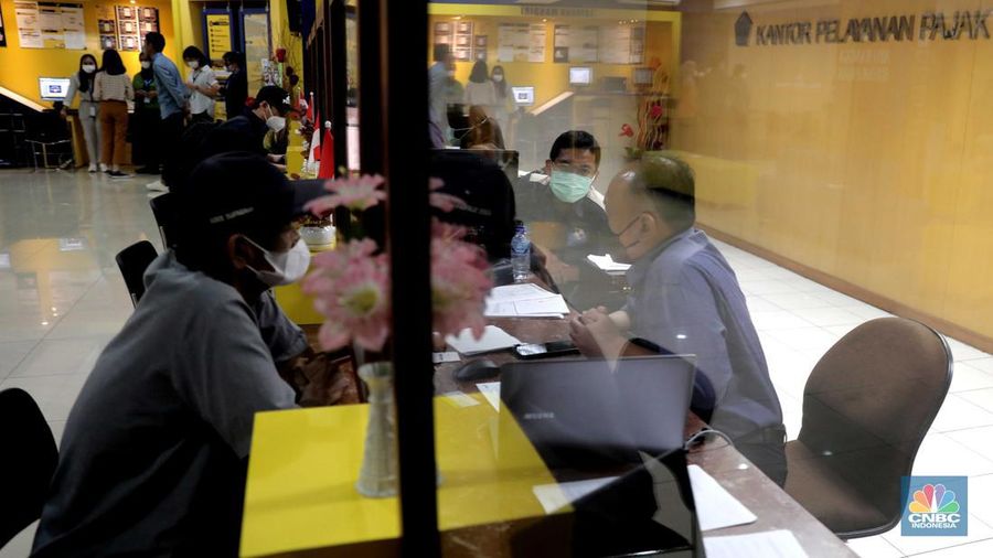 Suasana pelaporan SPT Tahunan Pajak di KPP Pratama Jakarta Palmerah, Kamis (31/3/2022). Batas akhir lapor SPT Tahunan bagi Wajib Pajak Orang Pribadi berakhir hari ini pada 31 Maret 2022. (CNBC Indonesia/ Muhammad Sabki)