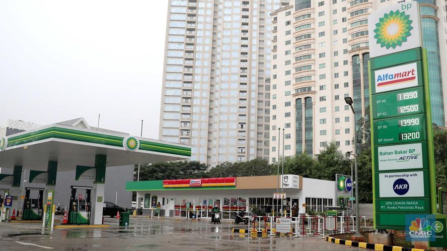 Suasana antrian pengemudi motor untuk mengisi BBM di SPBU Pertamina Kawasan Kuningan, Jakarta, Rabu, (30/3/2022). (CNBC Indoneia/ Muhammad Sabki)