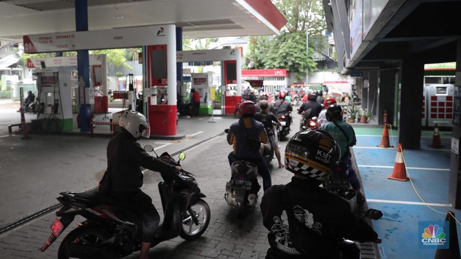 Suasana antrian pengemudi motor untuk mengisi BBM di SPBU Pertamina Kawasan Kuningan, Jakarta, Kamis (31/3/2022) Harga bahan bakar minyak (BBM) jenis Pertamax dinilai sudah saatnya naik. (CNBC Indonesia/ Muhamaad Sabki)