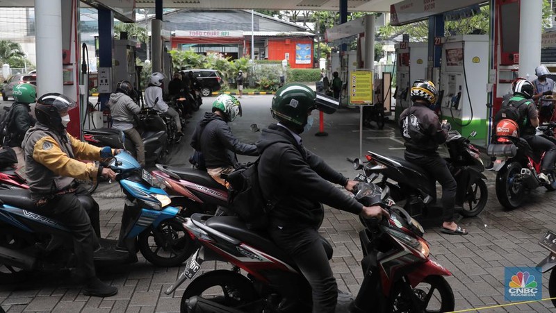 Suasana antrian pengemudi motor untuk mengisi BBM di SPBU Pertamina Kawasan Kuningan, Jakarta, Kamis (31/3/2022) Harga bahan bakar minyak (BBM) jenis Pertamax dinilai sudah saatnya naik. (CNBC Indonesia/ Muhamaad Sabki)