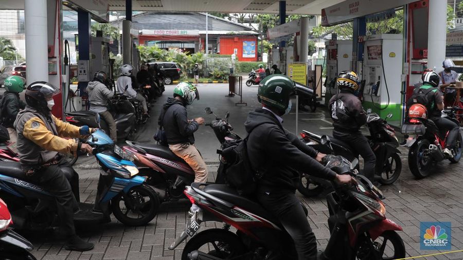 Suasana antrian pengemudi motor untuk mengisi BBM di SPBU Pertamina Kawasan Kuningan, Jakarta, Kamis (31/3/2022) Harga bahan bakar minyak (BBM) jenis Pertamax dinilai sudah saatnya naik. (CNBC Indonesia/ Muhamaad Sabki)
