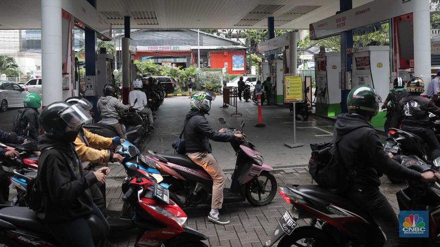Suasana antrian pengemudi motor untuk mengisi BBM di SPBU Pertamina Kawasan Kuningan, Jakarta, Kamis (31/3/2022) Harga bahan bakar minyak (BBM) jenis Pertamax dinilai sudah saatnya naik. (CNBC Indonesia/ Muhamaad Sabki)