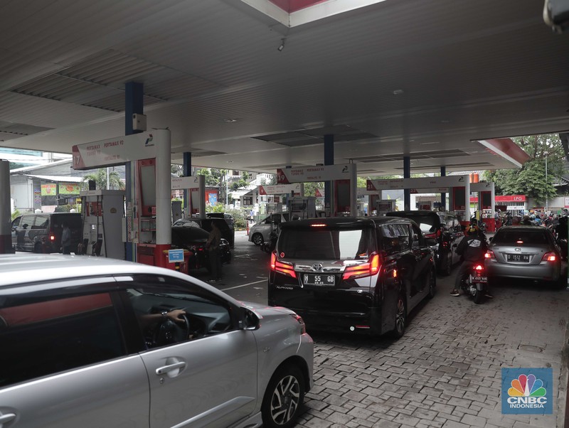 SPBU Pertamina Suasana antrian pengemudi motor untuk mengisi BBM di SPBU Pertamina Kawasan Kuningan, Jakarta, Kamis (31/3/2022) Harga bahan bakar minyak (BBM) jenis Pertamax dinilai sudah saatnya naik. (CNBC Indonesia/ Muhamaad Sabki)