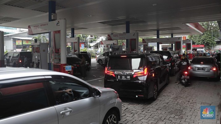 Suasana antrian pengemudi motor untuk mengisi BBM di SPBU Pertamina Kawasan Kuningan, Jakarta, Kamis (31/3/2022) Harga bahan bakar minyak (BBM) jenis Pertamax dinilai sudah saatnya naik. (CNBC Indonesia/ Muhamaad Sabki)