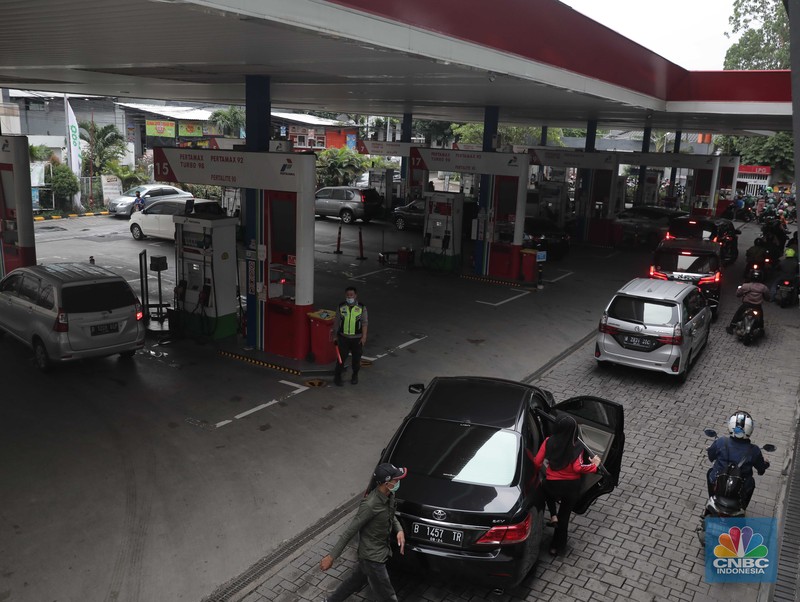 SPBU Pertamina Suasana antrian pengemudi motor untuk mengisi BBM di SPBU Pertamina Kawasan Kuningan, Jakarta, Kamis (31/3/2022) Harga bahan bakar minyak (BBM) jenis Pertamax dinilai sudah saatnya naik. (CNBC Indonesia/ Muhamaad Sabki)