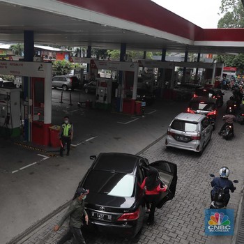Intip Antrean Kendaraan di SPBU Jelang Harga Pertamax Naik