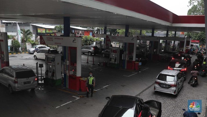 Suasana antrian pengemudi motor untuk mengisi BBM di SPBU Pertamina Kawasan Kuningan, Jakarta, Kamis (31/3/2022) Harga bahan bakar minyak (BBM) jenis Pertamax dinilai sudah saatnya naik. (CNBC Indonesia/ Muhamaad Sabki)