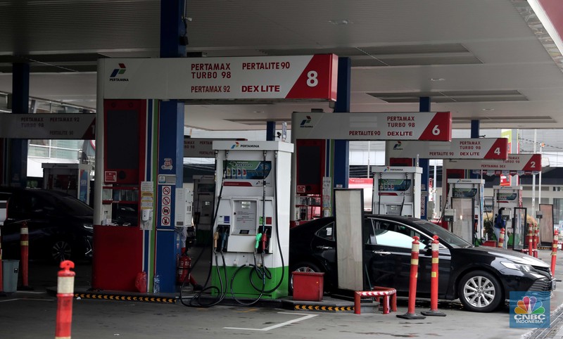 SPBU Pertamina Suasana antrian pengemudi motor untuk mengisi BBM di SPBU Pertamina Kawasan Kuningan, Jakarta, Kamis (31/3/2022) Harga bahan bakar minyak (BBM) jenis Pertamax dinilai sudah saatnya naik. (CNBC Indonesia/ Muhamaad Sabki)