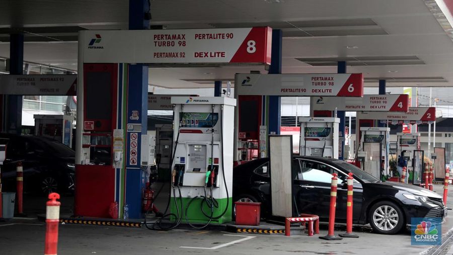 Suasana antrian pengemudi motor untuk mengisi BBM di SPBU Pertamina Kawasan Kuningan, Jakarta, Kamis (31/3/2022) Harga bahan bakar minyak (BBM) jenis Pertamax dinilai sudah saatnya naik. (վ/ Muhamaad Sabki)