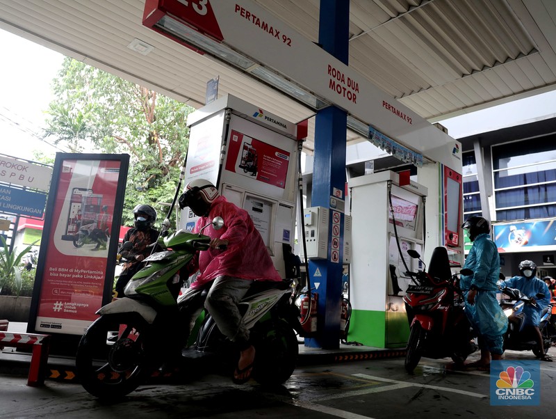 SPBU Pertamina Suasana antrian pengemudi motor untuk mengisi BBM di SPBU Pertamina Kawasan Kuningan, Jakarta, Kamis (31/3/2022) Harga bahan bakar minyak (BBM) jenis Pertamax dinilai sudah saatnya naik. (CNBC Indonesia/ Muhamaad Sabki)