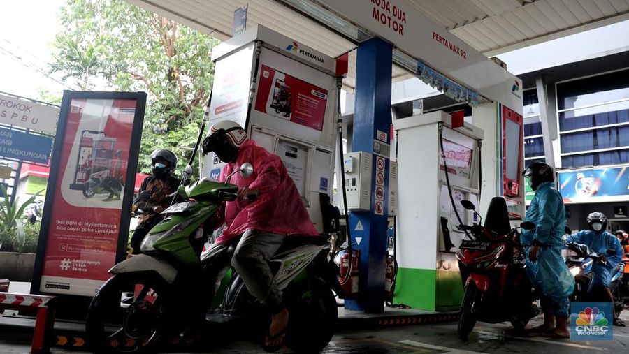 Suasana antrian pengemudi motor untuk mengisi BBM di SPBU Pertamina Kawasan Kuningan, Jakarta, Kamis (31/3/2022) Harga bahan bakar minyak (BBM) jenis Pertamax dinilai sudah saatnya naik. (CNBC Indonesia/ Muhamaad Sabki)