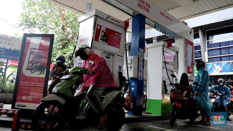 Suasana antrian pengemudi motor untuk mengisi BBM di SPBU Pertamina Kawasan Kuningan, Jakarta, Rabu, (30/3/2022). (CNBC Indoneia/ Muhammad Sabki)