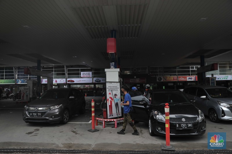 SPBU Pertamina Suasana antrian pengemudi motor untuk mengisi BBM di SPBU Pertamina Kawasan Kuningan, Jakarta, Kamis (31/3/2022) Harga bahan bakar minyak (BBM) jenis Pertamax dinilai sudah saatnya naik. (CNBC Indonesia/ Muhamaad Sabki)