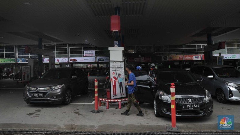 Suasana antrian pengemudi motor untuk mengisi BBM di SPBU Pertamina Kawasan Kuningan, Jakarta, Kamis (31/3/2022) Harga bahan bakar minyak (BBM) jenis Pertamax dinilai sudah saatnya naik. (CNBC Indonesia/ Muhamaad Sabki)