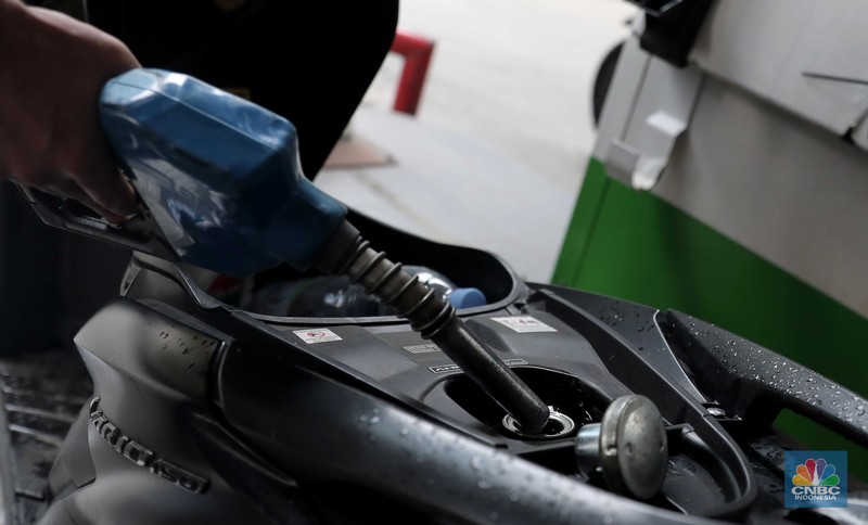 SPBU Pertamina Suasana antrian pengemudi motor untuk mengisi BBM di SPBU Pertamina Kawasan Kuningan, Jakarta, Kamis (31/3/2022) Harga bahan bakar minyak (BBM) jenis Pertamax dinilai sudah saatnya naik. (CNBC Indonesia/ Muhamaad Sabki)