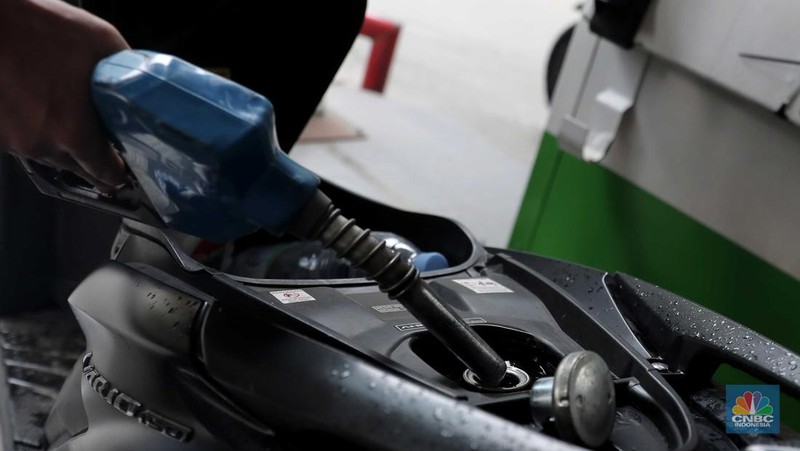 Suasana antrian pengemudi motor untuk mengisi BBM di SPBU Pertamina Kawasan Kuningan, Jakarta, Kamis (31/3/2022) Harga bahan bakar minyak (BBM) jenis Pertamax dinilai sudah saatnya naik. (CNBC Indonesia/ Muhamaad Sabki)