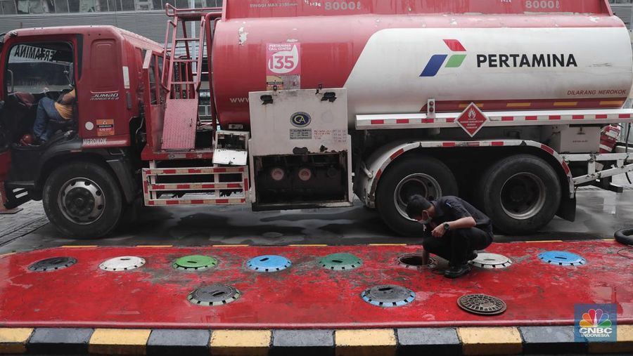 Suasana antrian pengemudi motor untuk mengisi BBM di SPBU Pertamina Kawasan Kuningan, Jakarta, Kamis (31/3/2022) Harga bahan bakar minyak (BBM) jenis Pertamax dinilai sudah saatnya naik. (CNBC Indonesia/ Muhamaad Sabki)