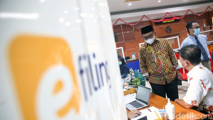 Hari ini merupakan hari terakhir pelaporan SPT Tahunan. Warga tampak memadati kantor Pelayanan Pajak Pratama Jakarta Tanah Abang Satu untuk lapor SPT.