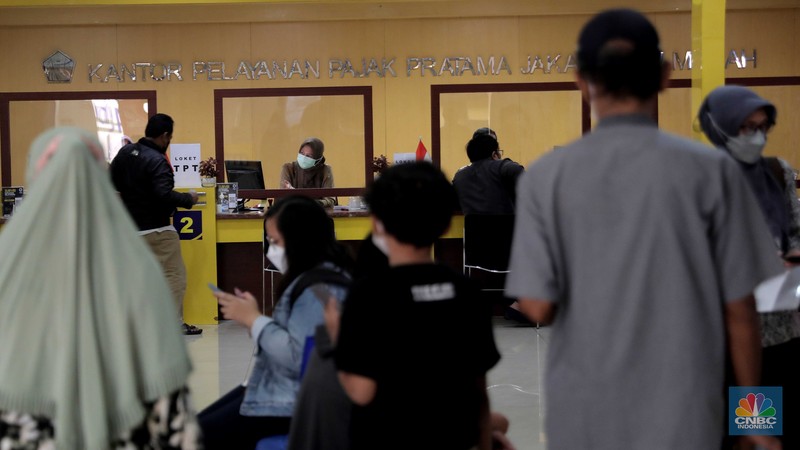 Direktur Jenderal Pajak Suryo Utomo saat memantau pelaporan SPT Tahunan Pajak di KPP Pratama Jakarta Palmerah, Kamis (31/3/2022). Batas akhir lapor SPT Tahunan bagi Wajib Pajak Orang Pribadi berakhir hari ini pada 31 Maret 2022. (CNBC Indonesia/ Muhammad Sabki)