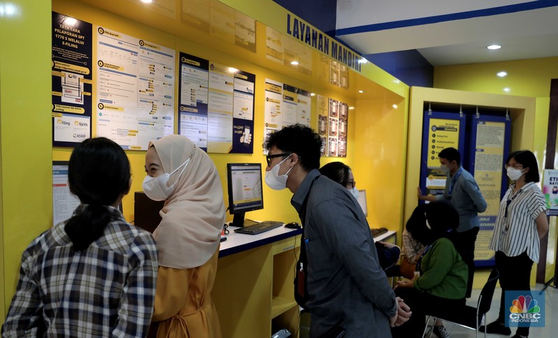 Direktur Jenderal Pajak Suryo Utomo saat memantau pelaporan SPT Tahunan Pajak di KPP Pratama Jakarta Palmerah, Kamis (31/3/2022). Batas akhir lapor SPT Tahunan bagi Wajib Pajak Orang Pribadi berakhir hari ini pada 31 Maret 2022. (CNBC Indonesia/ Muhammad Sabki)