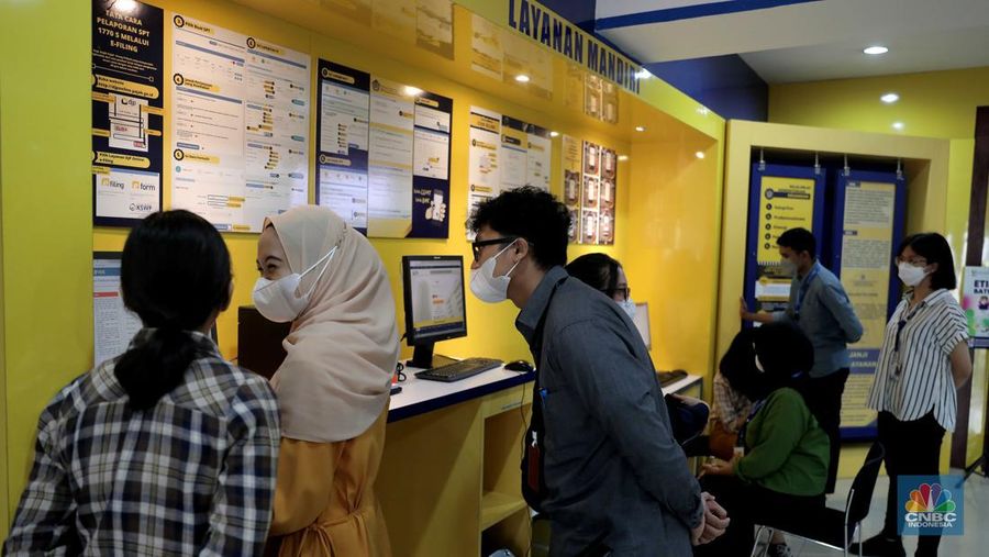 Suasana pelaporan SPT Tahunan Pajak di KPP Pratama Jakarta Palmerah, Kamis (31/3/2022). Batas akhir lapor SPT Tahunan bagi Wajib Pajak Orang Pribadi berakhir hari ini pada 31 Maret 2022. (CNBC Indonesia/ Muhammad Sabki)
