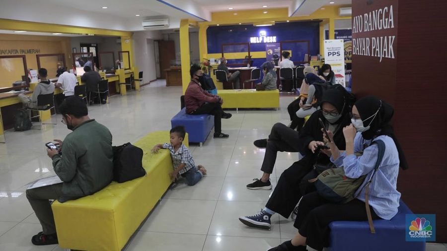 Suasana pelaporan SPT Tahunan Pajak di KPP Pratama Jakarta Palmerah, Kamis (31/3/2022). Batas akhir lapor SPT Tahunan bagi Wajib Pajak Orang Pribadi berakhir hari ini pada 31 Maret 2022. (CNBC Indonesia/ Muhammad Sabki)