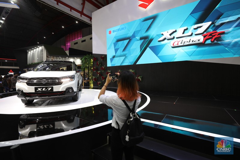 New Avanza Pengunjung melihat mobil Toyota Avanza terbaru di Dealer Auto 2000 Sudirman, Jakarta, Rabu, 24/11. Persaingan Toyota Avanza dan Mitsubishi Xpander terjadi di ajang Gaikindo Indonesia International Motor Show (GIIAS) 2021 pada 11-21 November 2021 di ICE BSD kemarin. Selama pameran, keduanya menjadi mobil terlaris yang dipesan konsumen dari masing-masing agen tunggal pemegang merek (ATPM).
Berdasarkan catatan Toyota Astra Motor (TAM), All New Avanza dan All New Veloz laku ribuan, memberikan kontribusi terbesar mencapai 1.534 unit, dengan masing-masing 711 unit dan 823 unit, atau sebesar 34% dari total seluruh model Toyota. (CNBC Indonesia/ Muhammad Sabki)