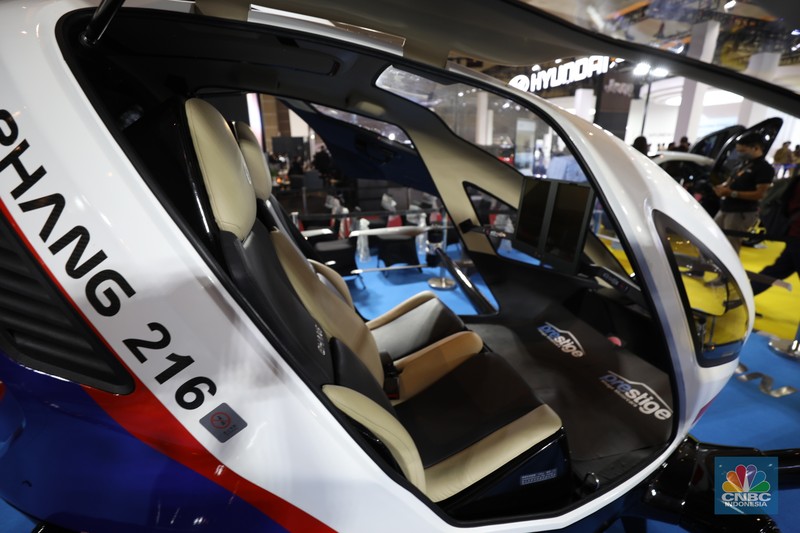 Model berpose di depan taksi terbang EHang yang dipamerkan di ajang Indonesia Internasional Motor Show (IIMS) Jakarta, Kamis (31/3/2022). Taksi terbang EHang merupakan kendaraan udara otonom (autonomous aerial vehicle) kelas penumpang berbasis listrik. (CNBC Indonesia/ Tri Susilo)