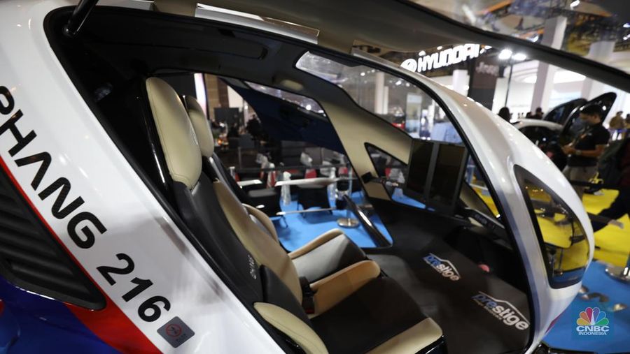 Model berpose di depan taksi terbang EHang yang dipamerkan di ajang Indonesia Internasional Motor Show (IIMS) Jakarta, Kamis (31/3/2022). Taksi terbang EHang merupakan kendaraan udara otonom (autonomous aerial vehicle) kelas penumpang berbasis listrik. (CNBC Indonesia/ Tri Susilo)