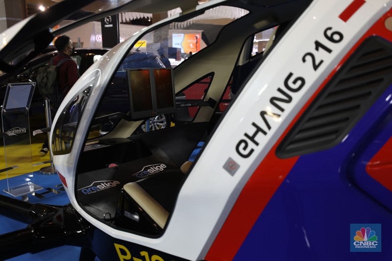 Model berpose di depan taksi terbang EHang yang dipamerkan di ajang Indonesia Internasional Motor Show (IIMS) Jakarta, Kamis (31/3/2022). Taksi terbang EHang merupakan kendaraan udara otonom (autonomous aerial vehicle) kelas penumpang berbasis listrik. (CNBC Indonesia/ Tri Susilo)