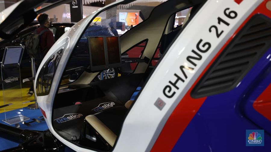 Model berpose di depan taksi terbang EHang yang dipamerkan di ajang Indonesia Internasional Motor Show (IIMS) Jakarta, Kamis (31/3/2022). Taksi terbang EHang merupakan kendaraan udara otonom (autonomous aerial vehicle) kelas penumpang berbasis listrik. (CNBC Indonesia/ Tri Susilo)