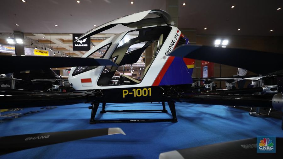 Model berpose di depan taksi terbang EHang yang dipamerkan di ajang Indonesia Internasional Motor Show (IIMS) Jakarta, Kamis (31/3/2022). Taksi terbang EHang merupakan kendaraan udara otonom (autonomous aerial vehicle) kelas penumpang berbasis listrik. (CNBC Indonesia/ Tri Susilo)