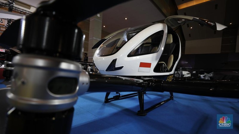 Model berpose di depan taksi terbang EHang yang dipamerkan di ajang Indonesia Internasional Motor Show (IIMS) Jakarta, Kamis (31/3/2022). Taksi terbang EHang merupakan kendaraan udara otonom (autonomous aerial vehicle) kelas penumpang berbasis listrik. (CNBC Indonesia/ Tri Susilo)