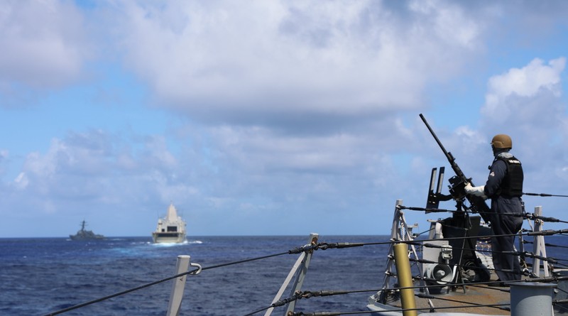 USSCharleston (LCS 18) melakukan latihan taktik divisi dengan MarineNationale fregat FS Vendémiaire (F 734) di Laut Filipina, 28 Maret. (Tangkapan Layar via Twitter @USNavy)