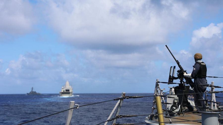 USSCharleston (LCS 18) melakukan latihan taktik divisi dengan MarineNationale fregat FS Vendémiaire (F 734) di Laut Filipina, 28 Maret. (Tangkapan Layar via Twitter @USNavy)