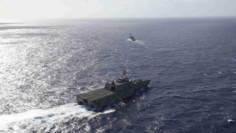USSCharleston (LCS 18) melakukan latihan taktik divisi dengan MarineNationale fregat FS Vendémiaire (F 734) di Laut Filipina, 28 Maret. (Tangkapan Layar via Twitter @USNavy)