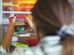 Begini Cara Menghilangkan Bau Amis Membandel di Kulkas